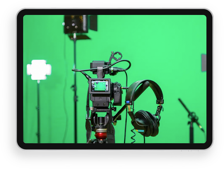 Caméra devant un fond vert dans un studio photo et vidéo Graphisweet